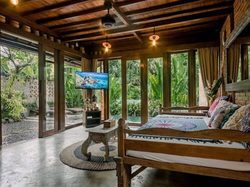 Pabuan Villa, private, bergaya etnik dan romantis 1