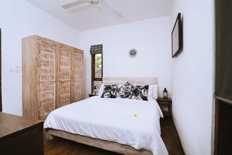 Villa Toya. Central, leafy retreat, sleeps 10 26