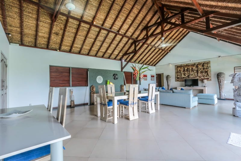 Spacious 3 Bedroom 
Villa Maya Aseman Bagus 15