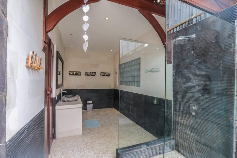 Spacious 3 Bedroom 
Villa Maya Aseman Bagus 23