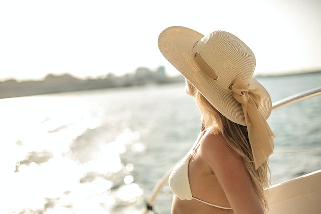 une femme profitant du soleil sur un bateau