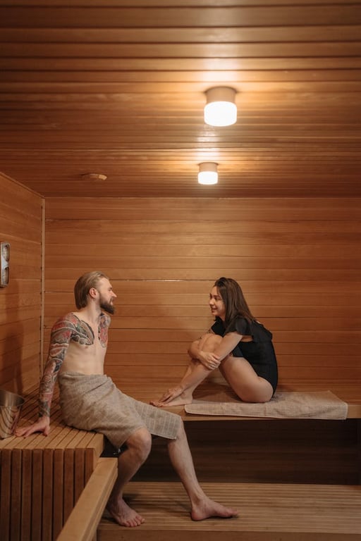 un couple se relaxant dans un hammam