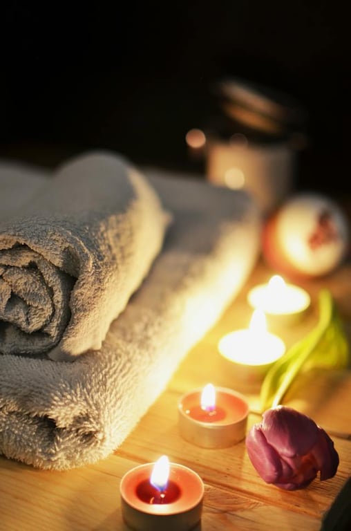 préparation pour un massage avec des serviettes et des bougies