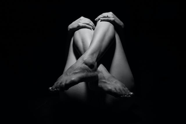 une femme avec les jambes croisées montrant ses pieds