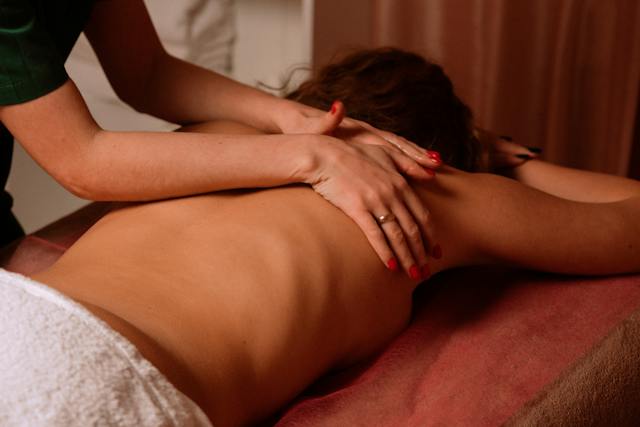 une femme massée par une masseuse