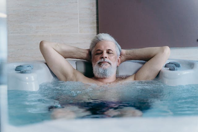 un homme se relaxant dans un jacuzzi