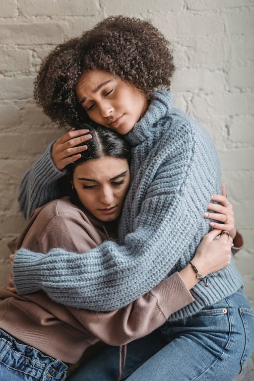 deux femmes assez triste se tenant dans les bras