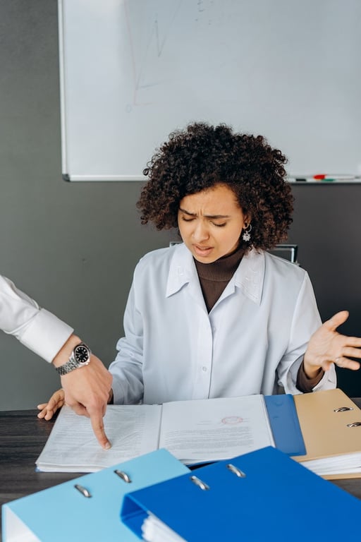 une femme un peu perdue devant des documents 