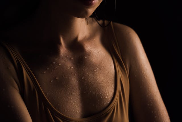 une femme avec de la transpiration sur le torse