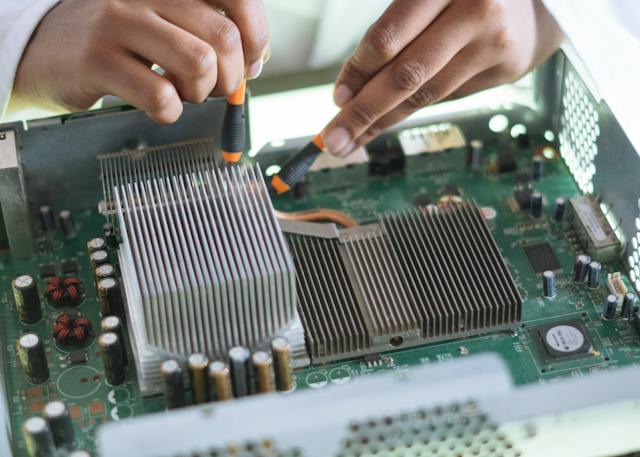 une personne réparant un serveur informatique