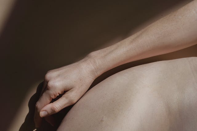 une main posée sur un torse