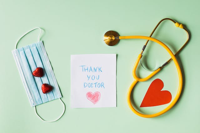 un masque et un stétoscope avec un remerciement pour les docteurs