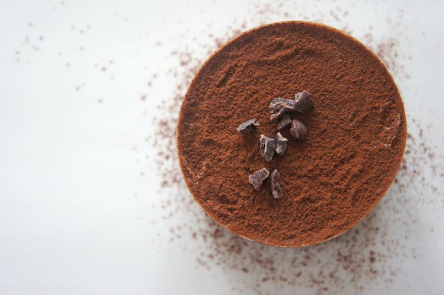 un bol de cacao avec des morceaux de chocolat sur le dessus