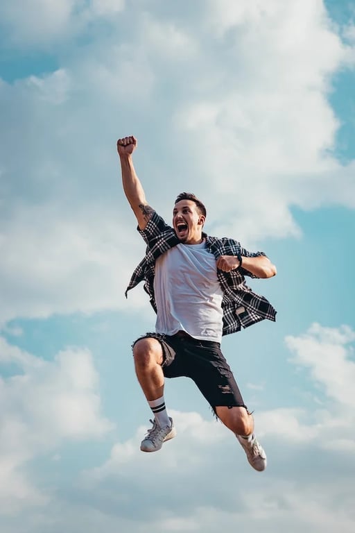 un homme sautant dans les airs