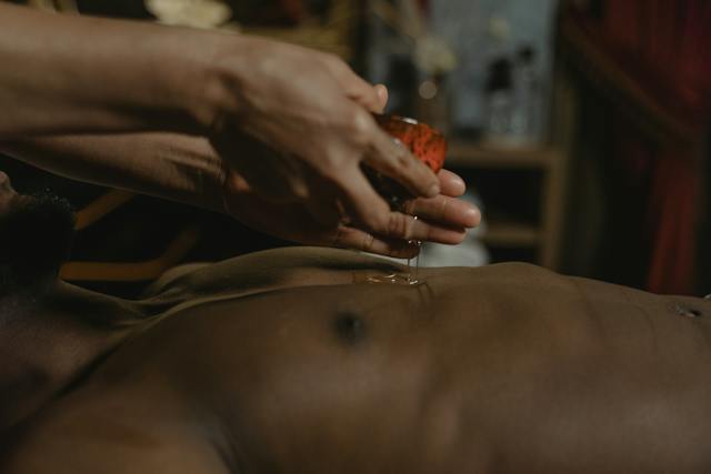 un homme se faisant masser avec de l'huile