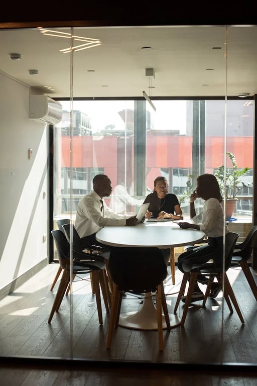 des personnes travaillant dans une salle de réunion 