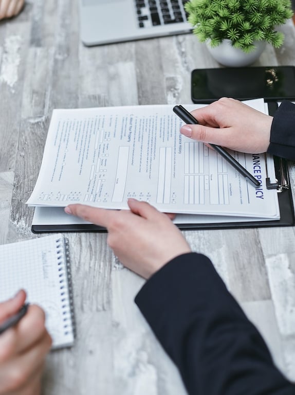 une femme tend un contrat d'asurance