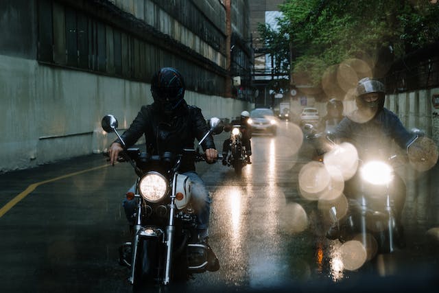 des motos roulant sur une route pluvieuse