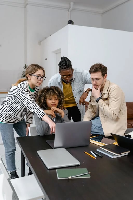 quatre personnes travaillant sur un ordinateur 