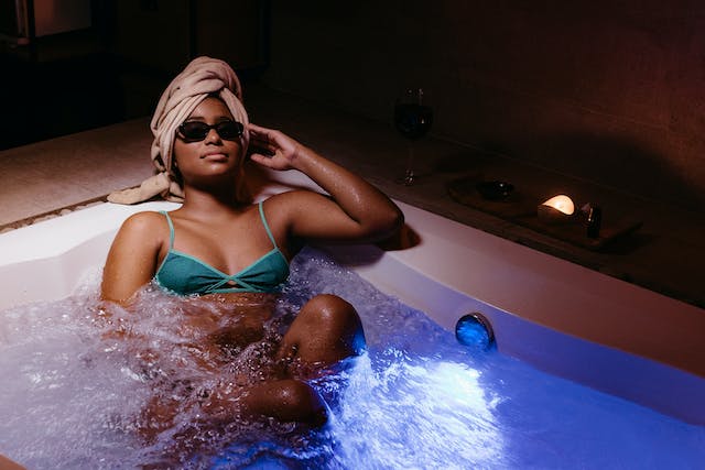 une femme détendue dans un jacuzzi