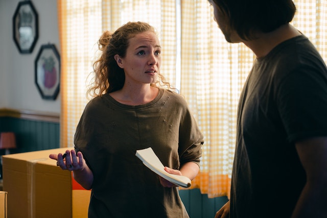 deux personnes en pleine interrogation