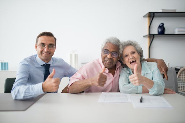 un conseiller accompagnant un couple de retraités