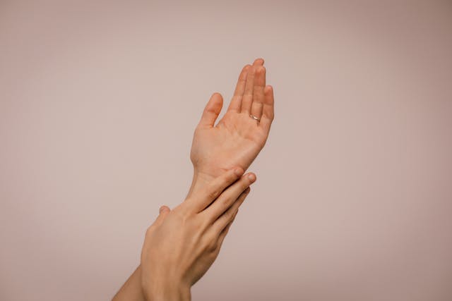 deux mains se touchant l'une et l'autre