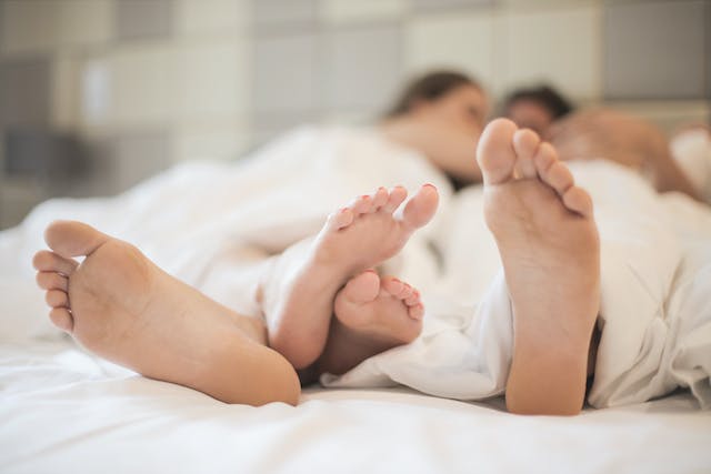 un couple se détend après un massage