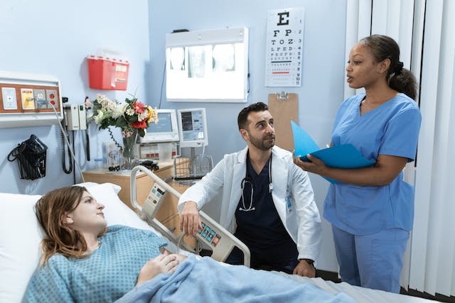 deux médecins avec une patiente dans un hôpital