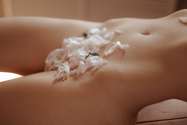 femme nu avec des pétales de fleurs
