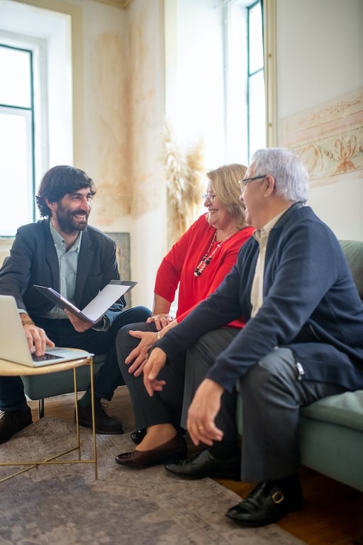 un couple discutant avec un conseiller assis sur un canapé