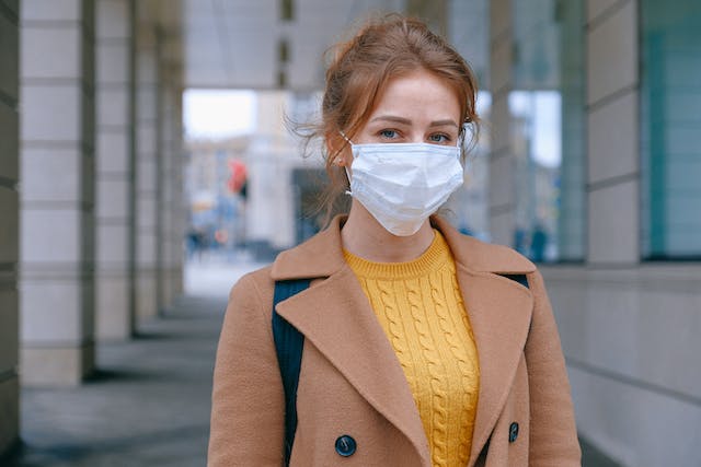 femme portant un masque sur la bouche