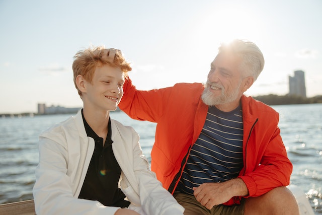 Grand-père et son petit fils 