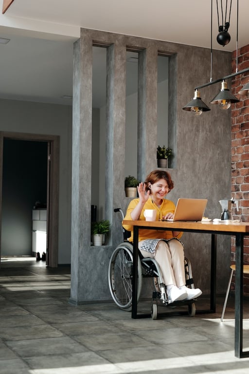 une femme en fauteuil mais souriante