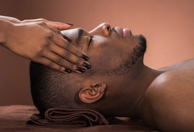 un homme profitant d'un massage cranien