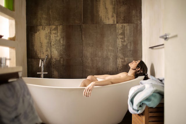 une femme se détend dans un bain relaxant