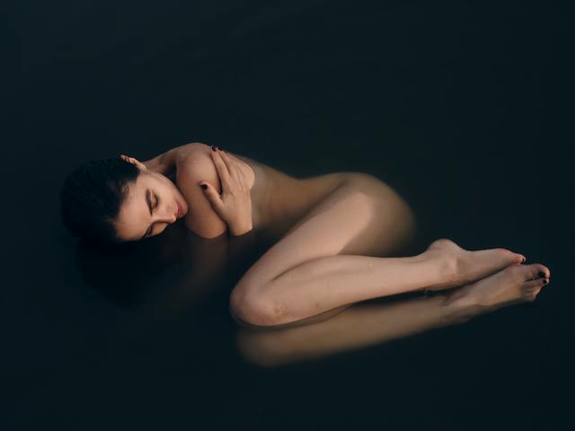 une femme nu dans l'eau