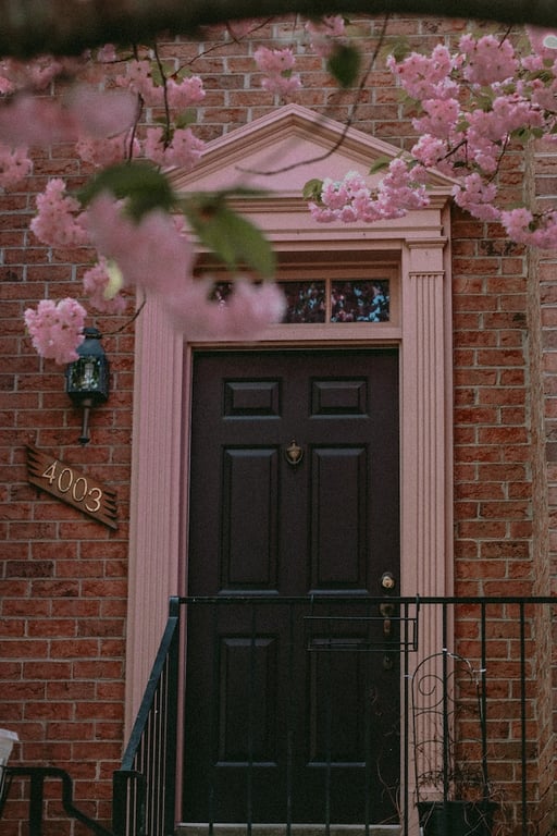 l'entrée d'une maison fleurie 