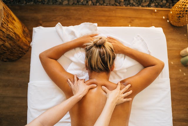 une femme se relaxant pendant son massage