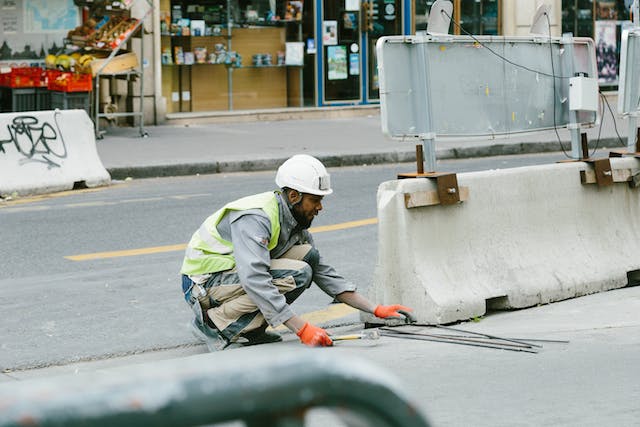 Une personne travaillant sur un chantier routier