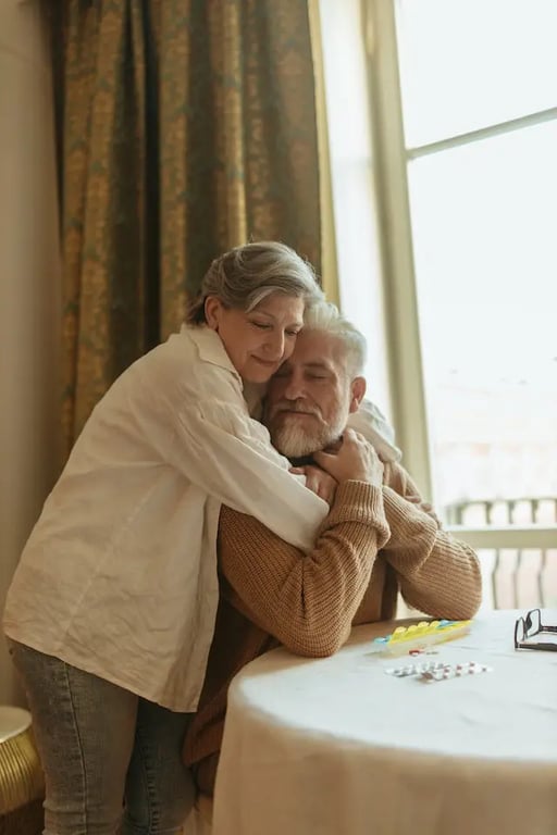 un couple de personnes âgées se prenant dans les bras 