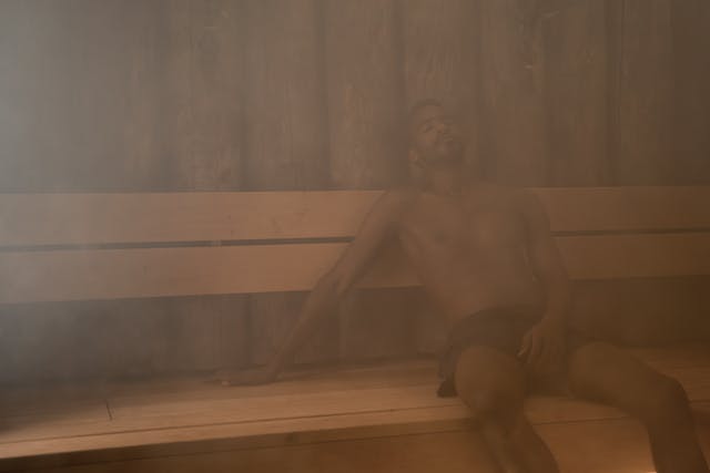 un homme se relaxant dans un hammam