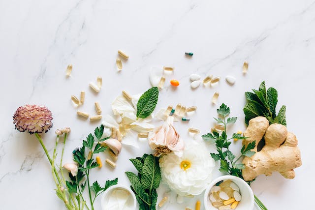 un morceau de gingembre accompagné de fleurs