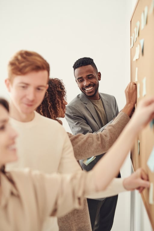 un groupe de personnes cherchant des solutions sur un tableau