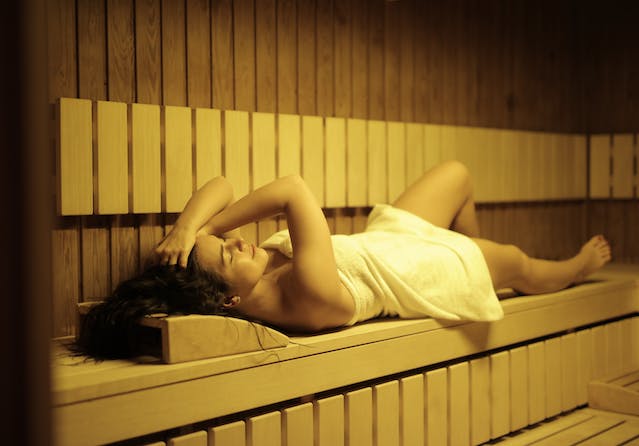 une femme profitant du sauna