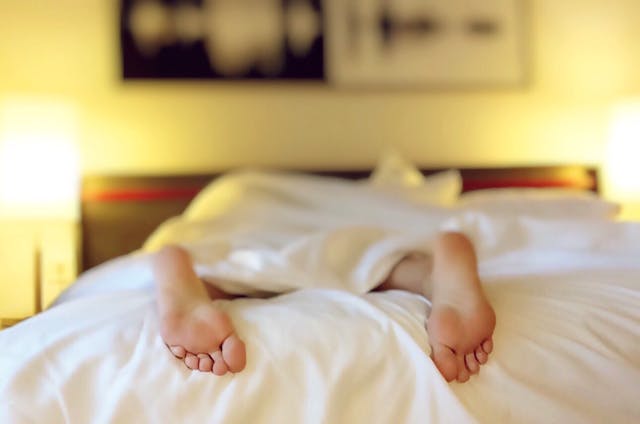 une personne relaxée allongée sur un lit