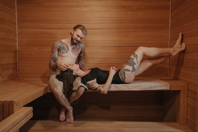 un couple se détend dans un sauna