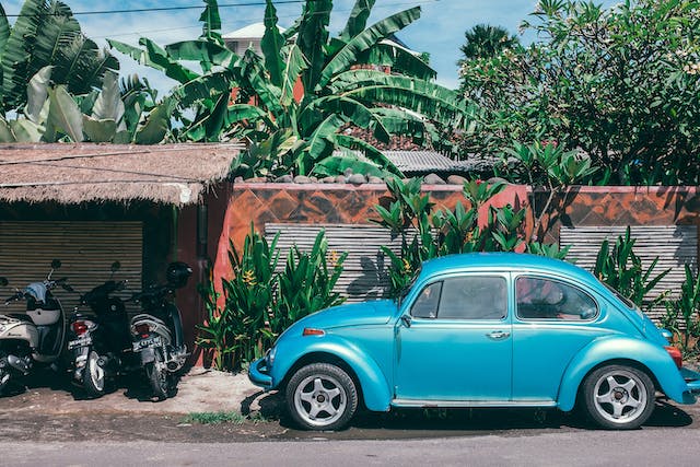 Voiture et moto garées devant une habitation