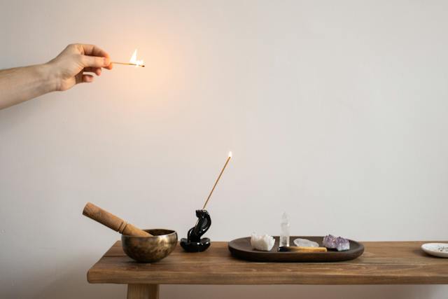 une table avec de l'encens et des pierres pour la relaxation