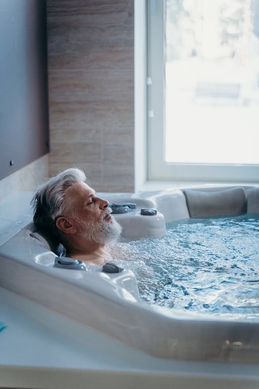 un homme se relaxant dans un jacuzzi